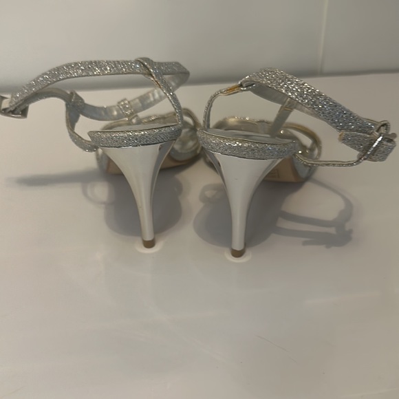 CALL IT SPRING SILVER HEEL ANKLE STRAP SANDALS SIZE 7. NO BOX - Picture 3 of 4